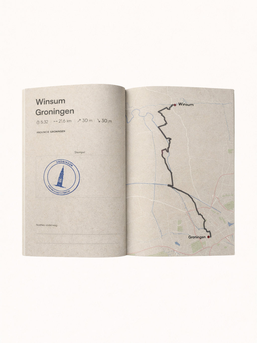 Binnenkant van een wandelpaspoort met routekaart en ruimte voor stempels die je onderweg verzamelt