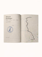 Binnenkant van een wandelpaspoort met routekaart en ruimte voor stempels die je onderweg verzamelt