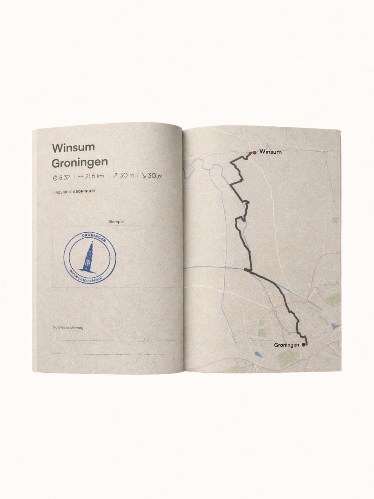 Binnenkant van een wandelpaspoort met routekaart en ruimte voor stempels die je onderweg verzamelt