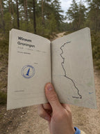 Het wandelpaspoort van Pieterburen naar de Sint-Pietersberg in de hand van een wandelaar