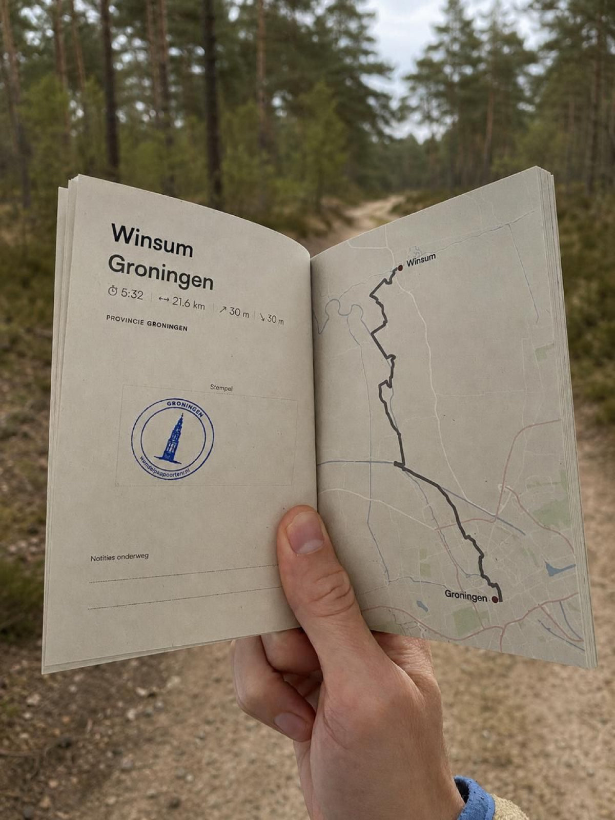 Het wandelpaspoort van Pieterburen naar de Sint-Pietersberg in de hand van een wandelaar